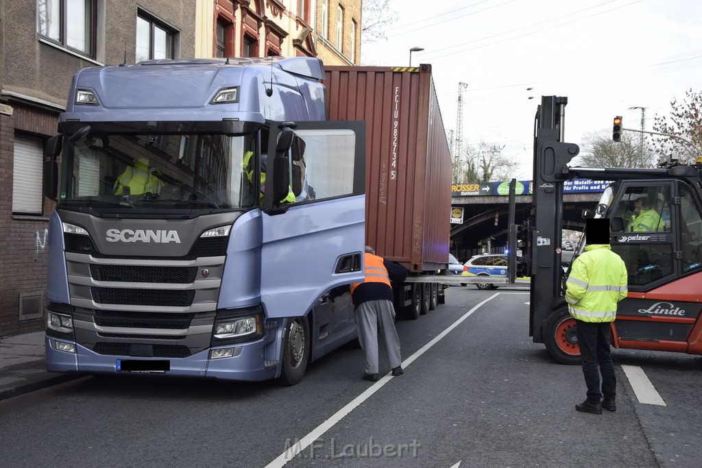 LKW gegen Bruecke wegen Rettungsgasse Koeln Muelheim P33.JPG - Miklos Laubert